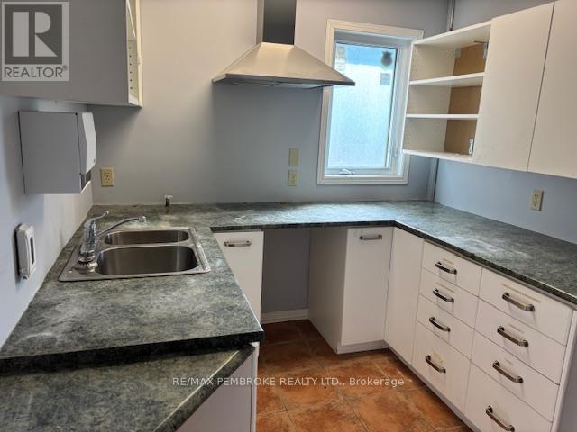3 - 4 Doran Street, Petawawa, Ontario  K8H 1P5 - Photo 18 - X12238898