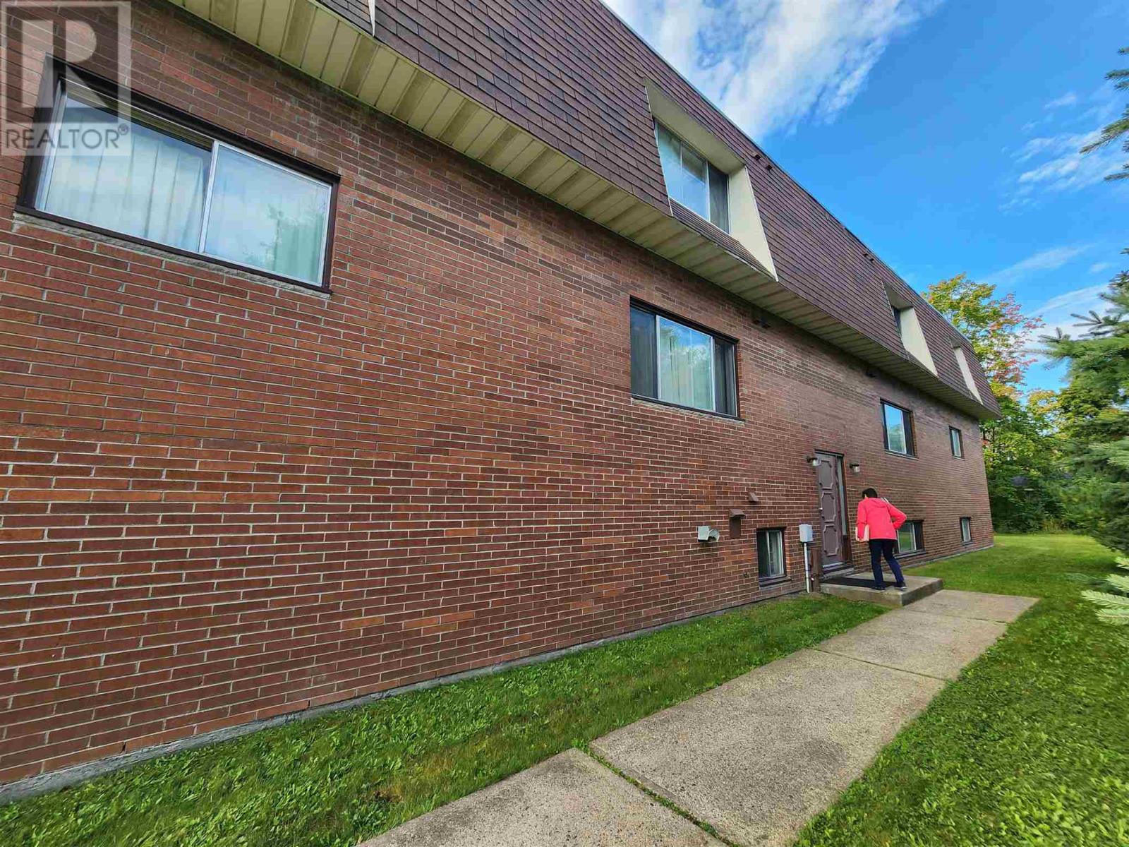 980 Wellington St, Sault Ste Marie, Ontario  P6A 2N5 - Photo 2 - SM251652