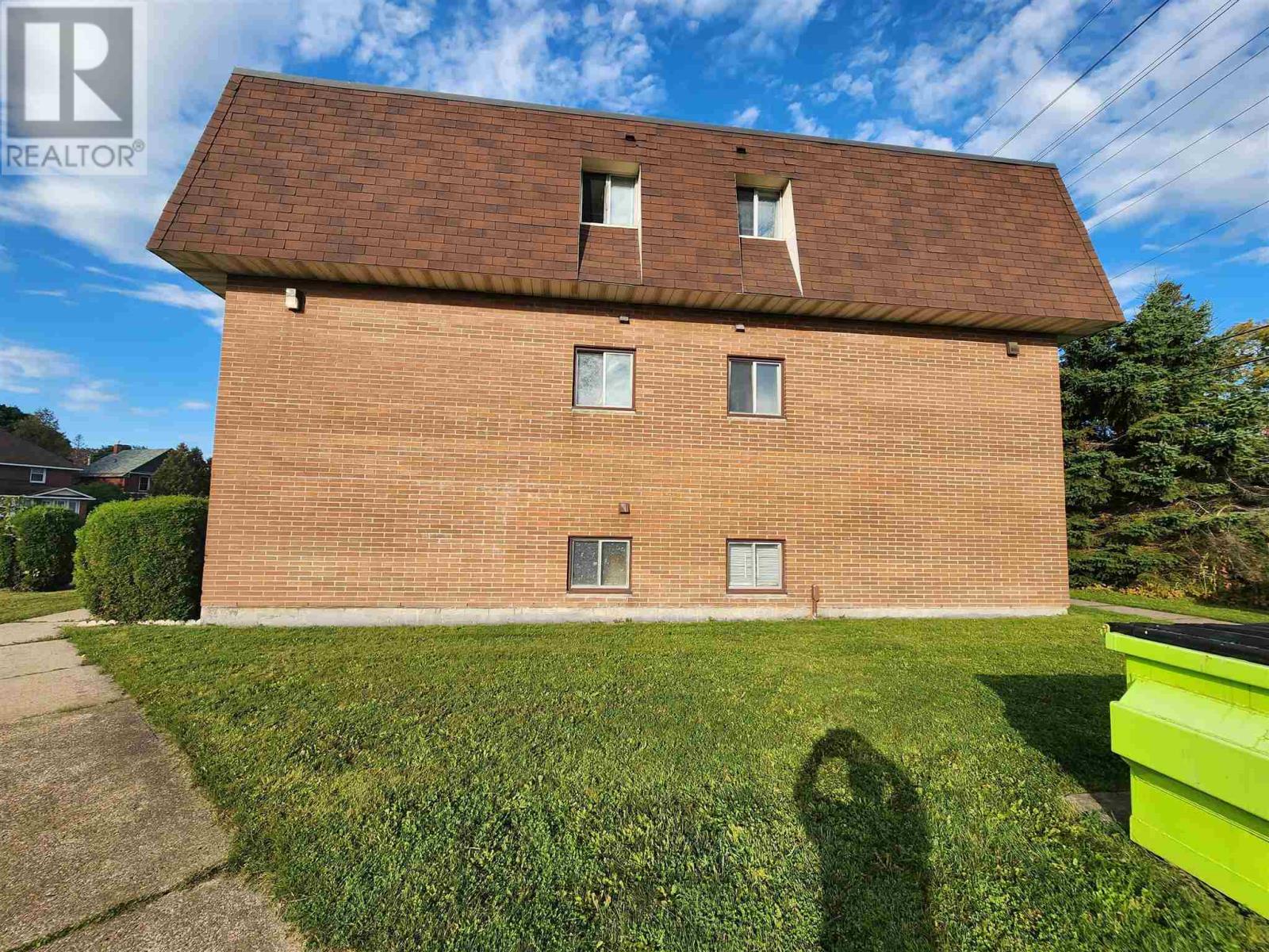 980 Wellington St, Sault Ste Marie, Ontario  P6A 2N5 - Photo 3 - SM251652