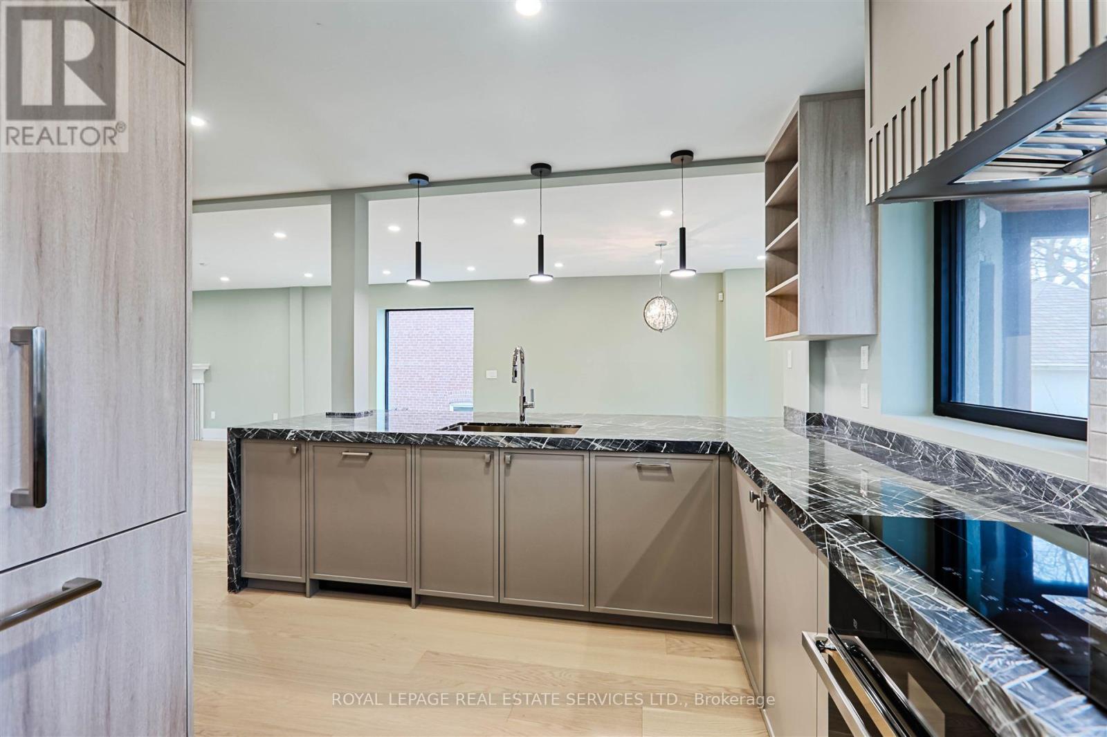 324 Riverside Drive, Toronto, Ontario  M6S 4B2 - Photo 10 - W12241880