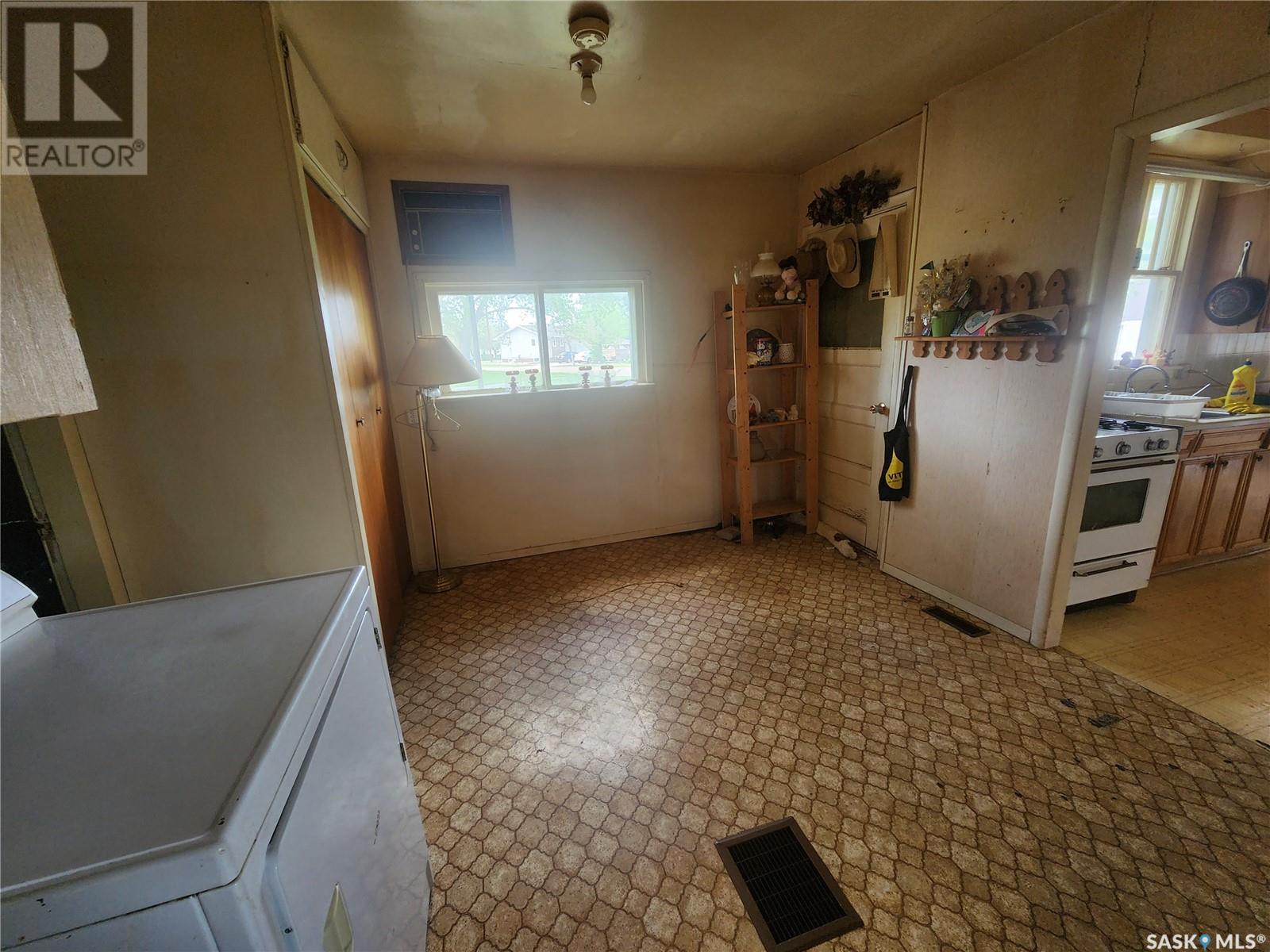 20 Edouard Beaupre Street, Willow Bunch, Saskatchewan  S0H 4K0 - Photo 4 - SK010523