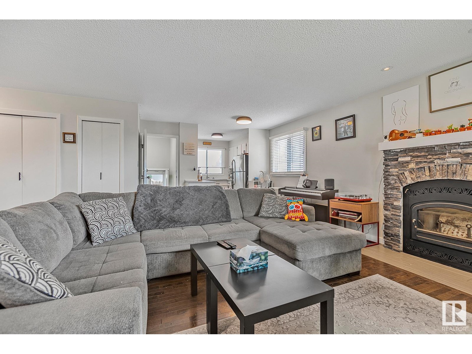 Property at 512 KNOTTWOOD W NW image 1