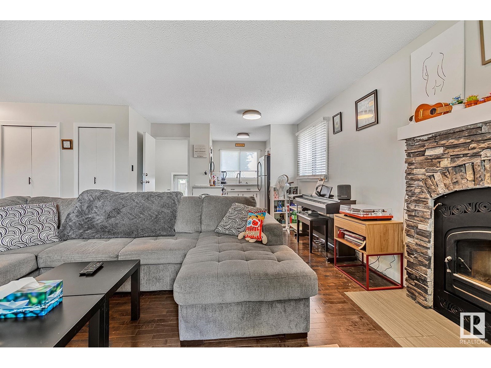 Property at 512 KNOTTWOOD W NW image 3