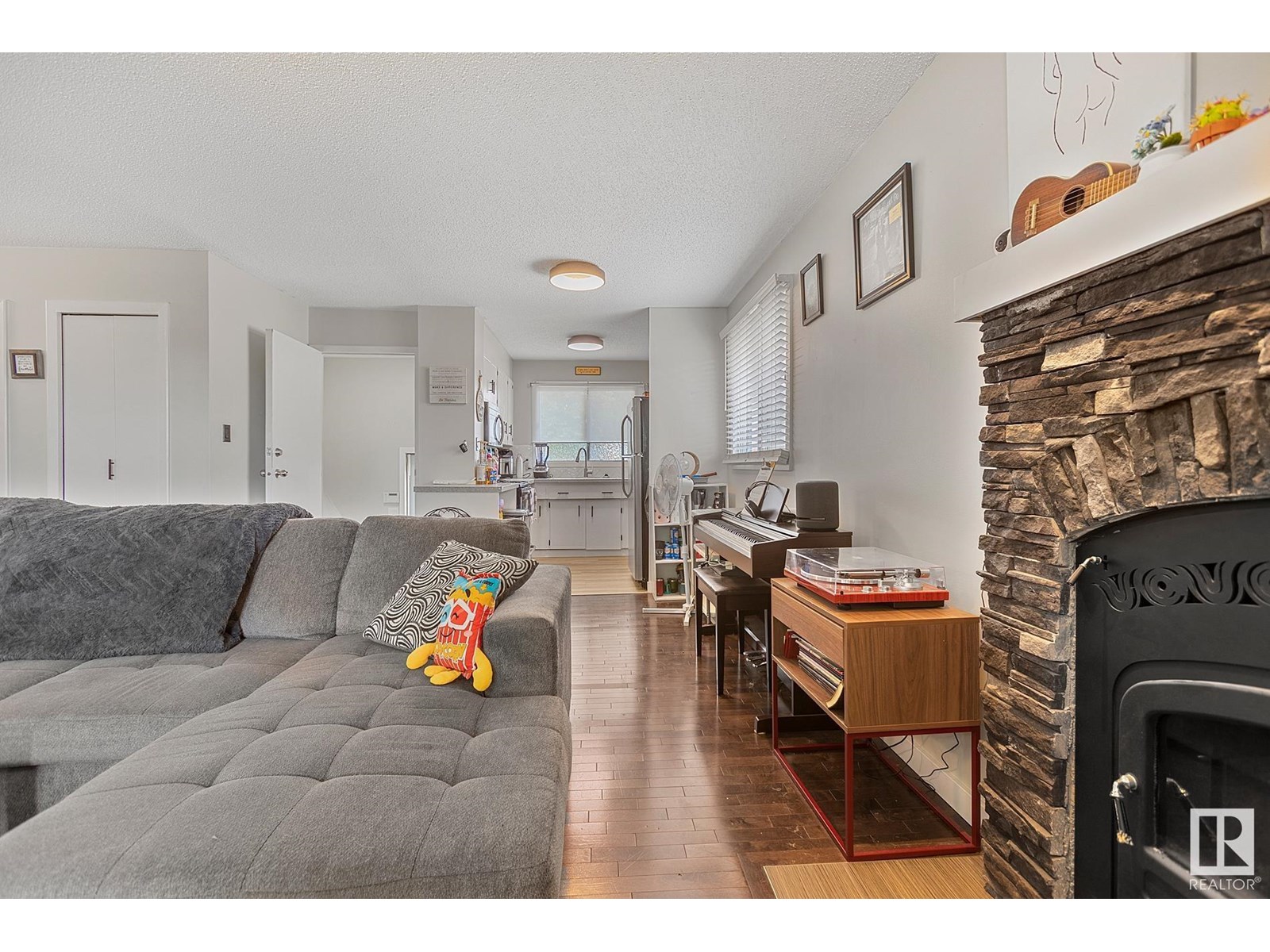 Property at 512 KNOTTWOOD W NW image 4