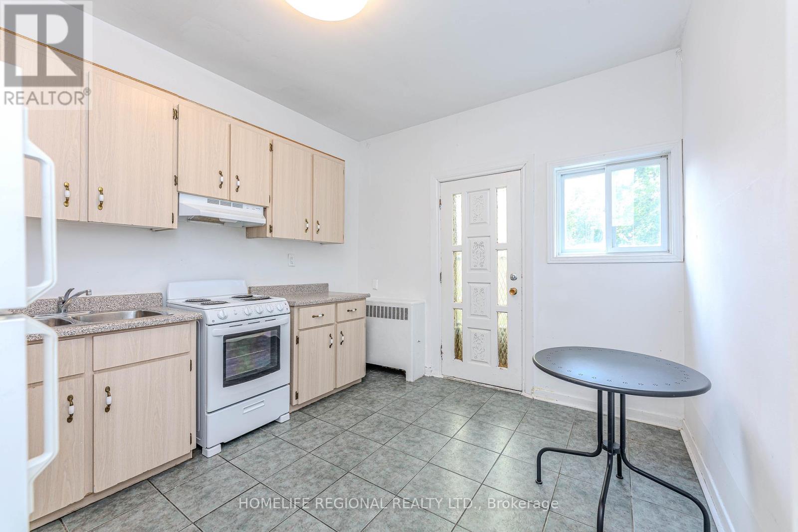 2nd Floor - 1573 Dundas Street W, Toronto, Ontario  M6K 1T9 - Photo 3 - C12242110