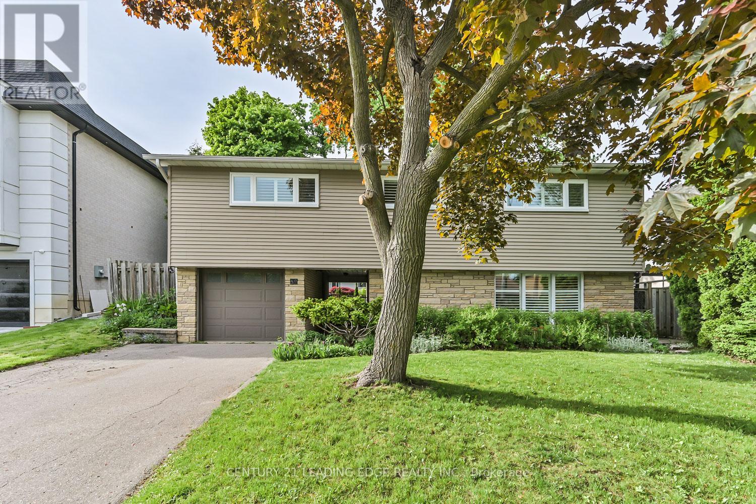 Property at 40 FONTHILL BOULEVARD image 2