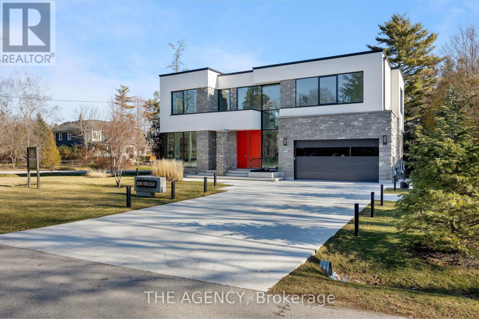 2048 Ardleigh Road, Oakville (Fd Ford), Ontario  L6J 4W8 - Photo 2 - W12239192