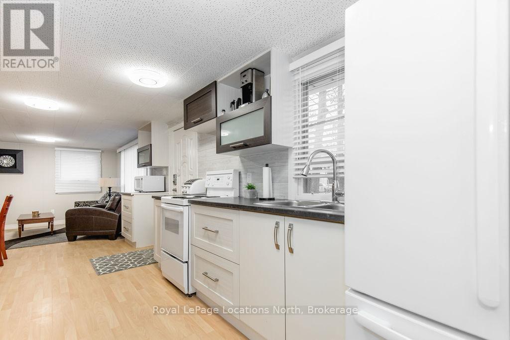 38 Laidlaw Street, Wasaga Beach, Ontario  L9Z 2L2 - Photo 6 - S12242397