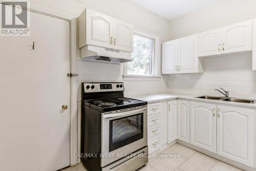 413 Parkside Drive, Toronto (High Park-Swansea), Ontario  M6R 2Z7 - Photo 13 - W12242386