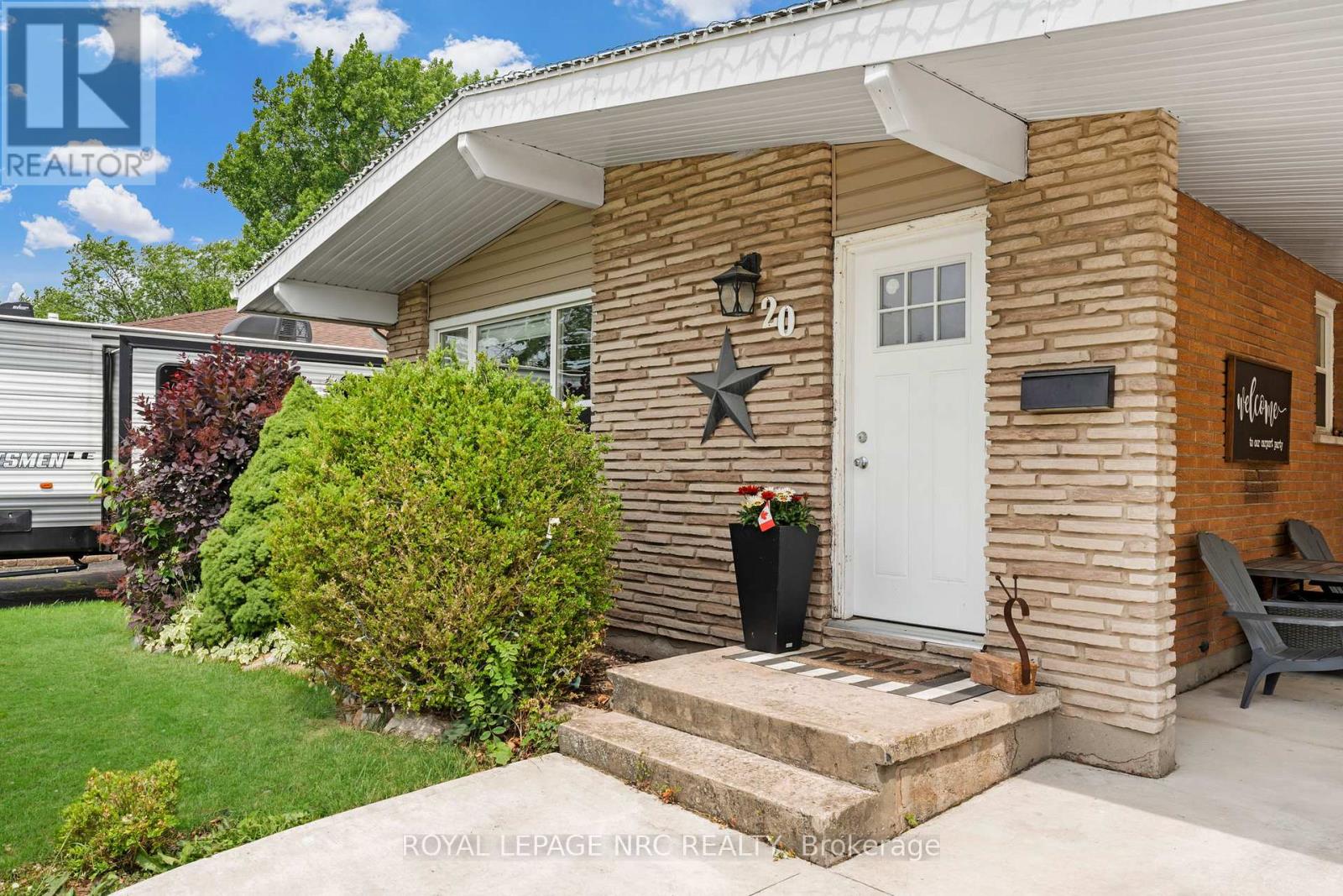 Property at 20 WOODGATE DRIVE image 4
