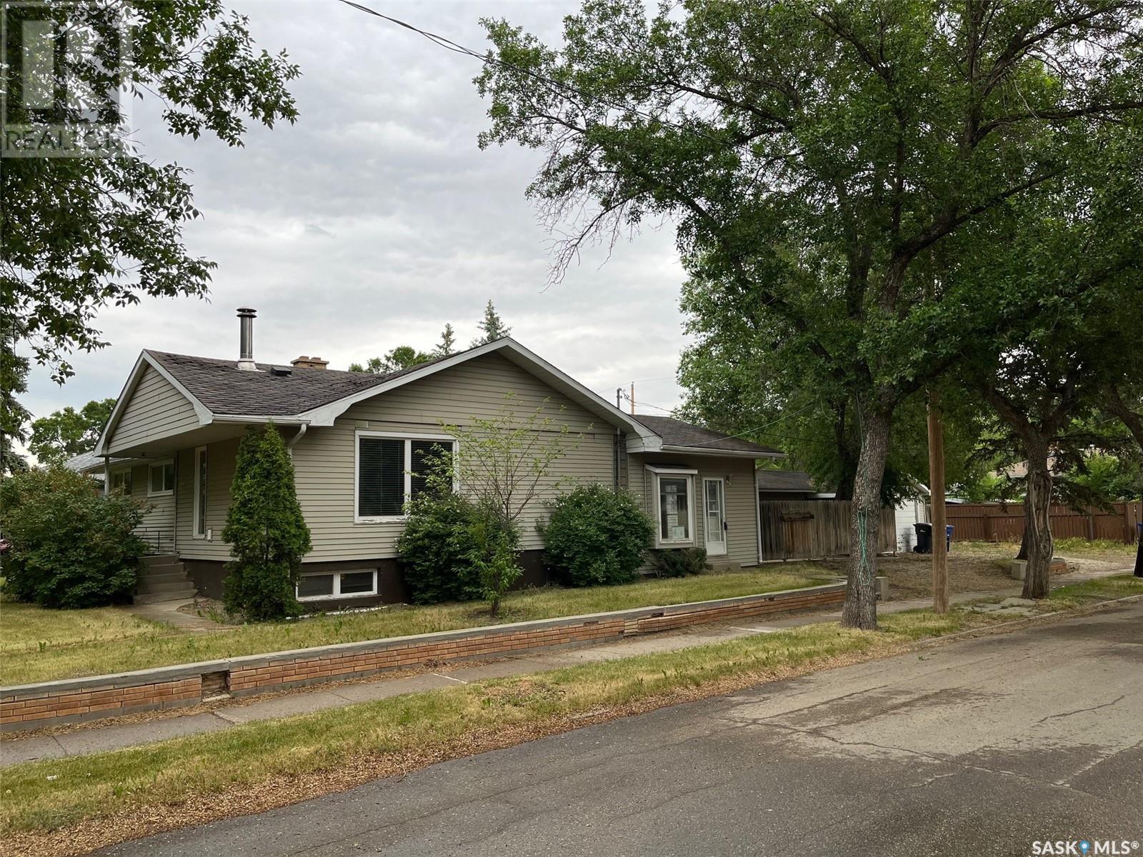 504 10th STREET, weyburn, Saskatchewan