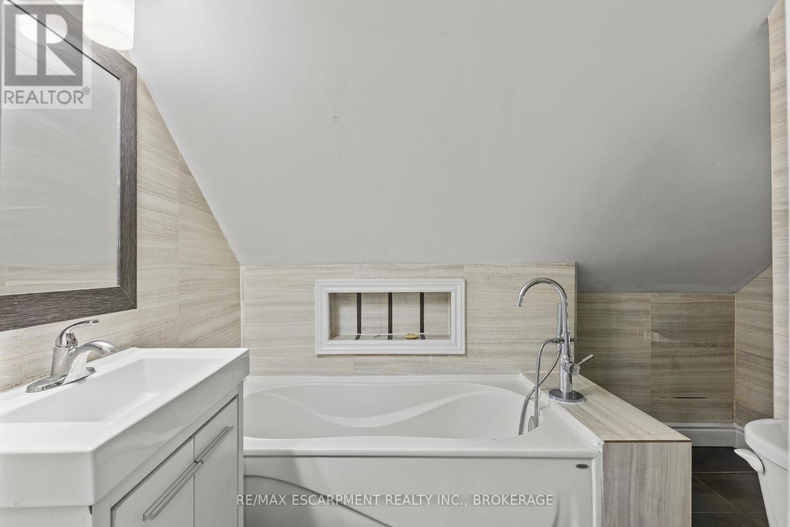 1 West Street N, Thorold, Ontario  L2V 2R8 - Photo 22 - X12242668