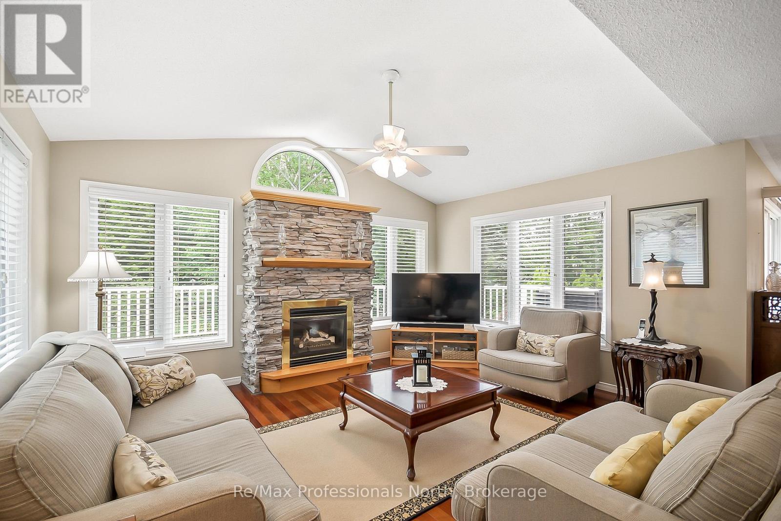 Property at 15 PINERIDGE GATE image 5