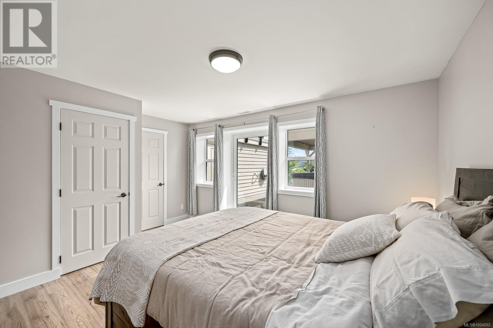 Property at 321 Carnegie St image 2