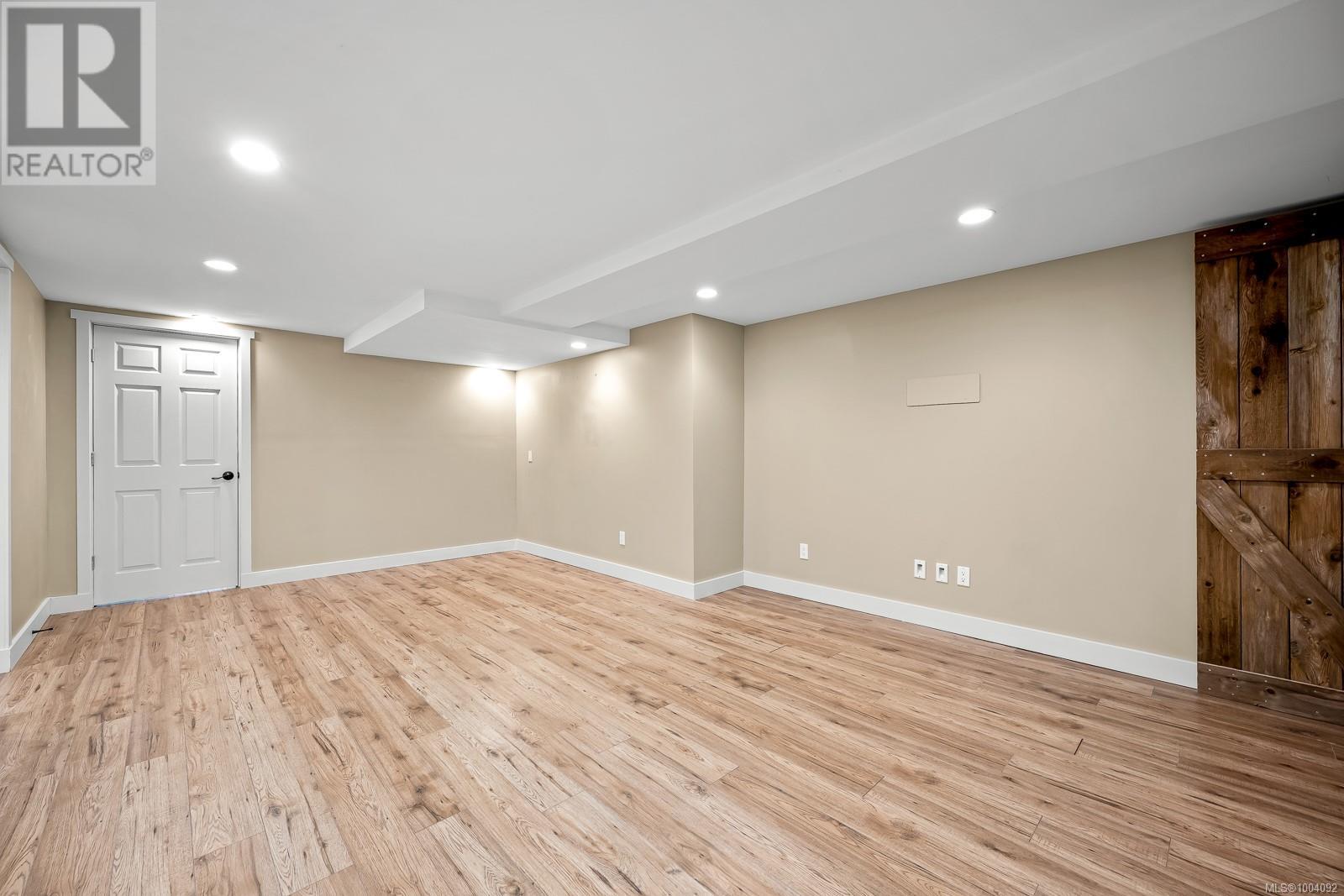 Property at 321 Carnegie St image 4