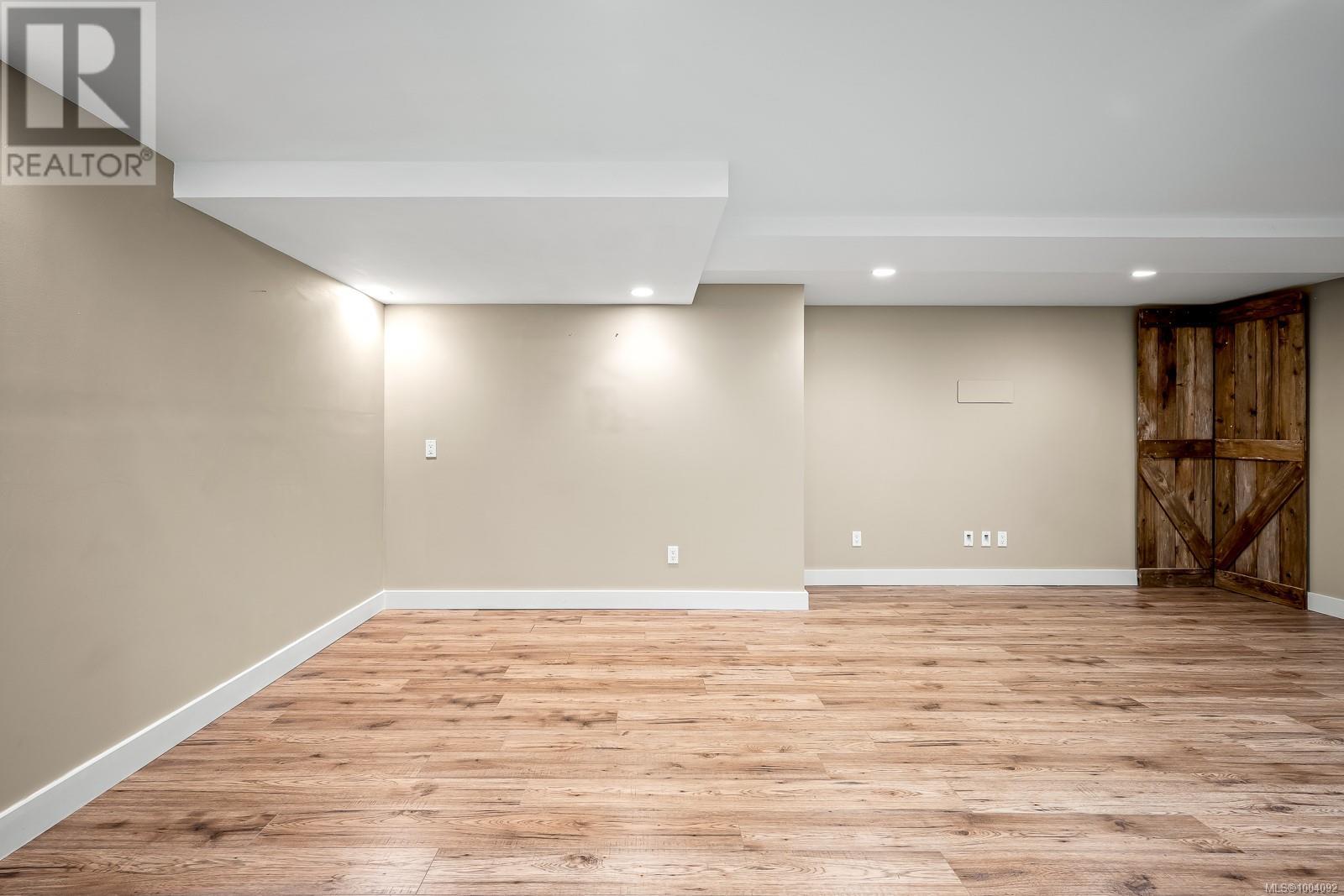 Property at 321 Carnegie St image 3