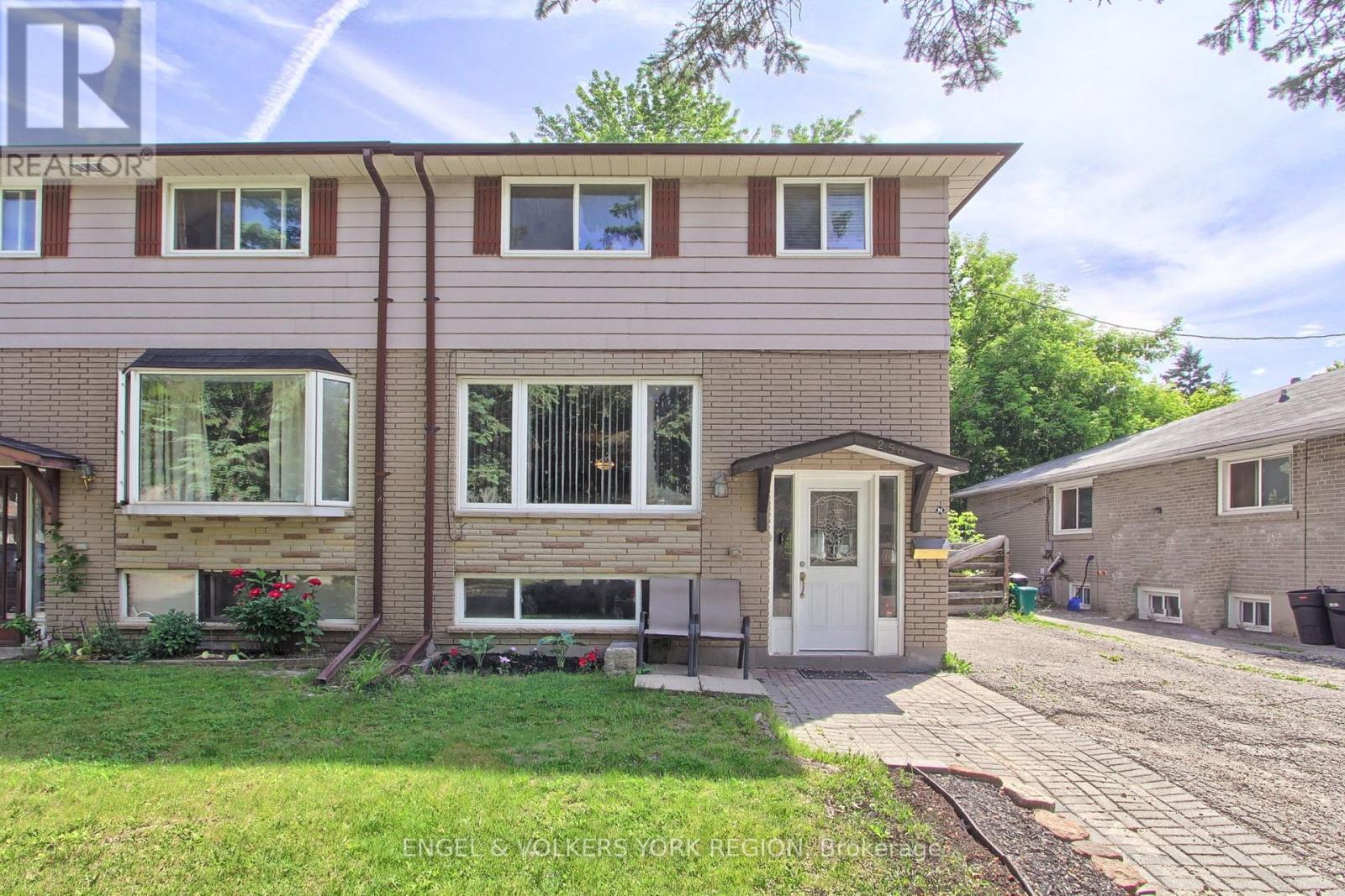256 PENN AVENUE, Newmarket, Ontario