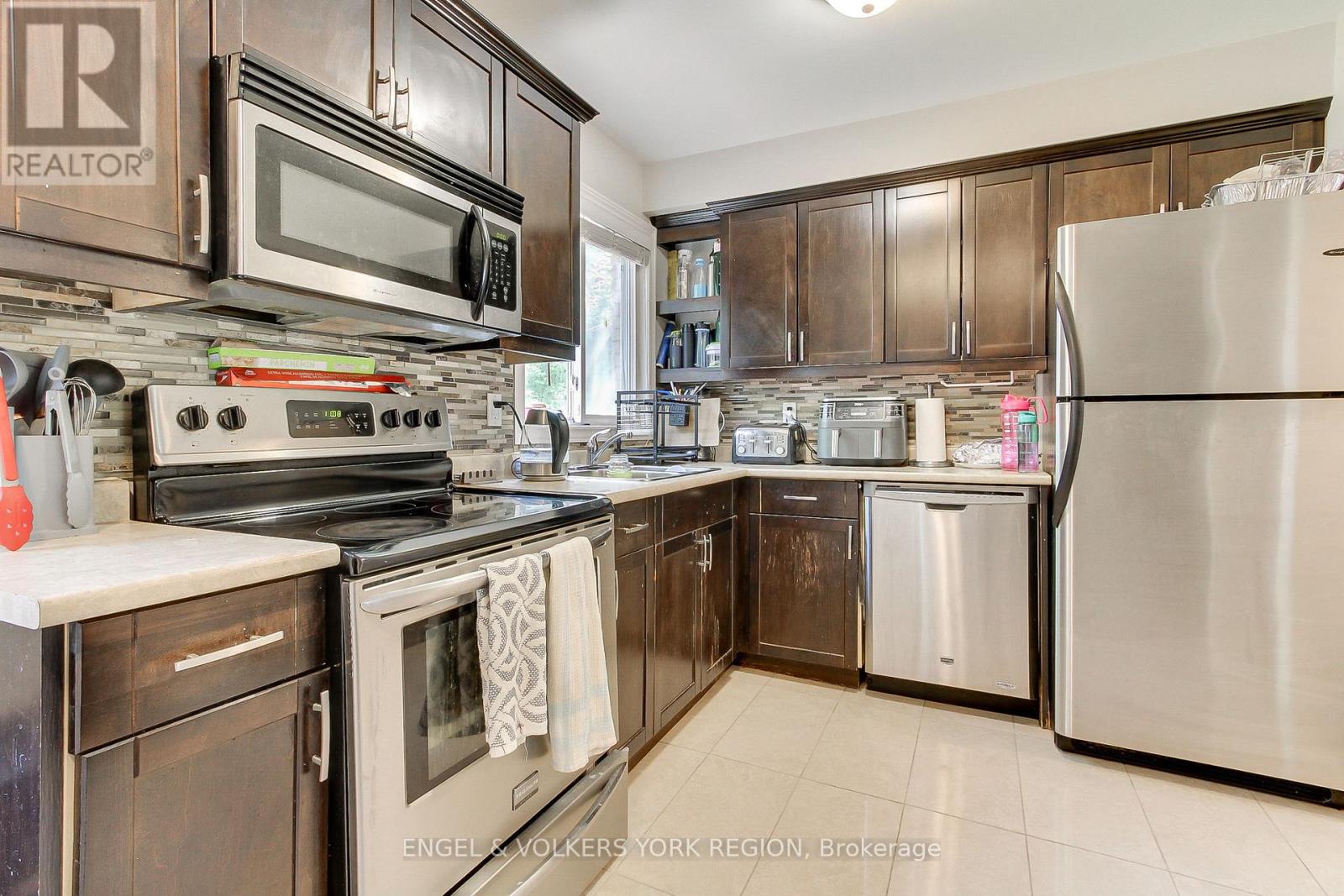 256 Penn Avenue, Newmarket, Ontario  L3Y 2S6 - Photo 12 - N12242757