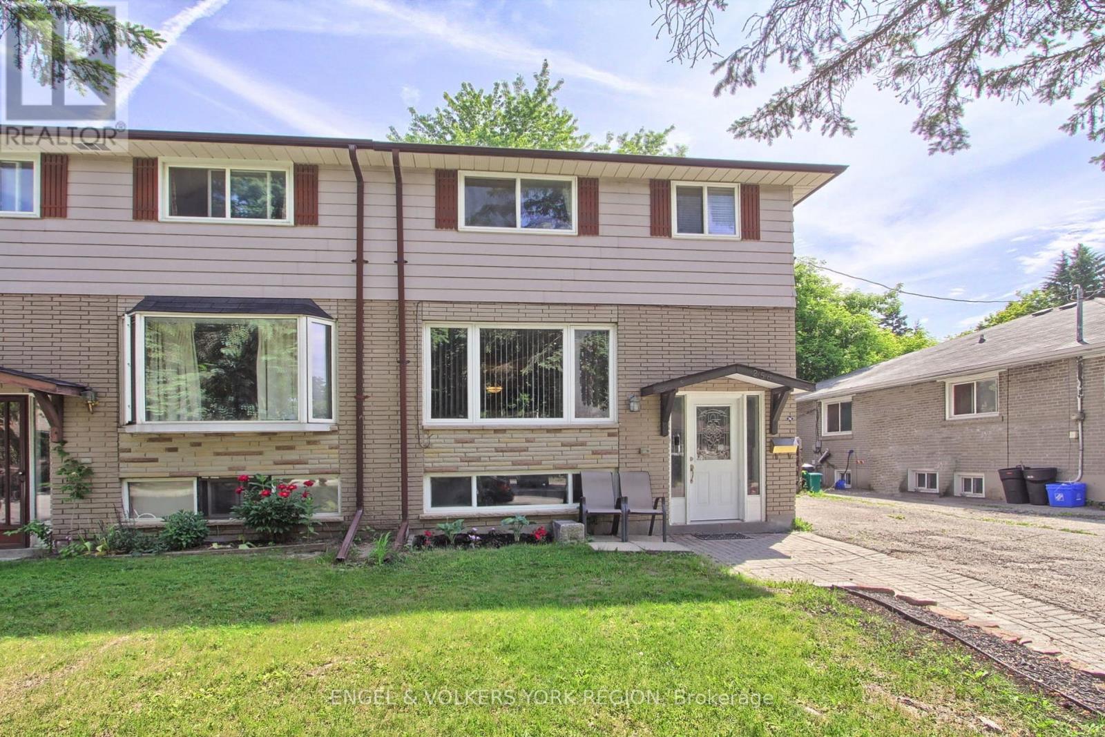 256 Penn Avenue, Newmarket, Ontario  L3Y 2S6 - Photo 2 - N12242757
