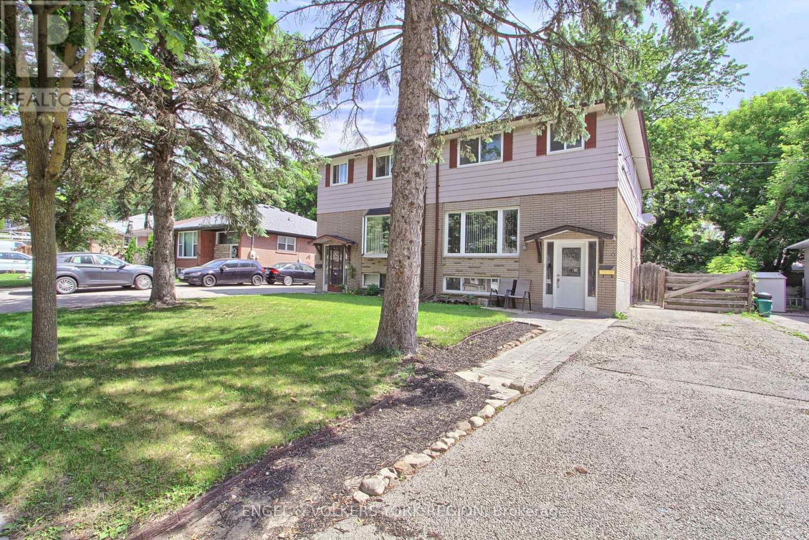256 Penn Avenue, Newmarket, Ontario  L3Y 2S6 - Photo 4 - N12242757