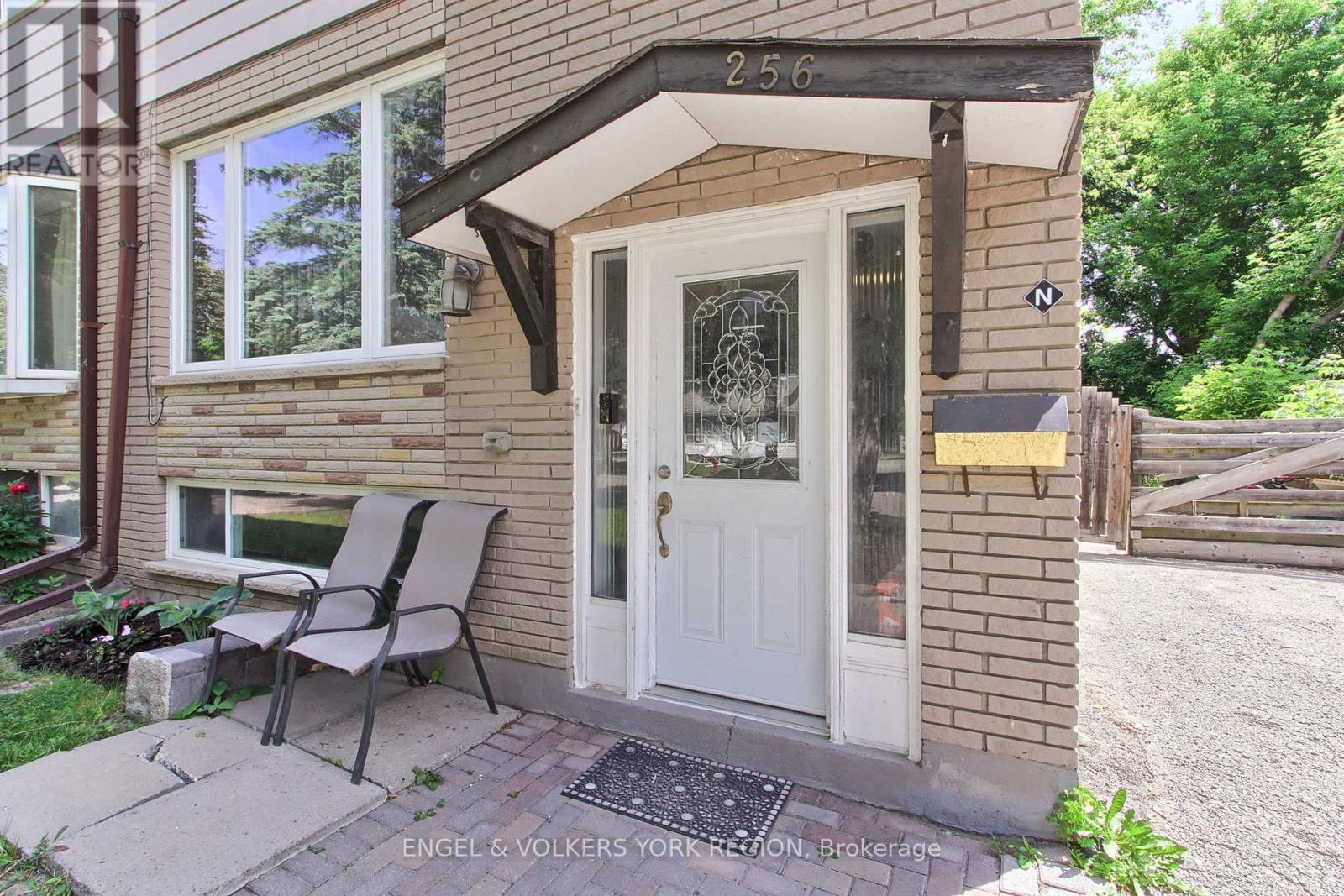 256 Penn Avenue, Newmarket, Ontario  L3Y 2S6 - Photo 5 - N12242757