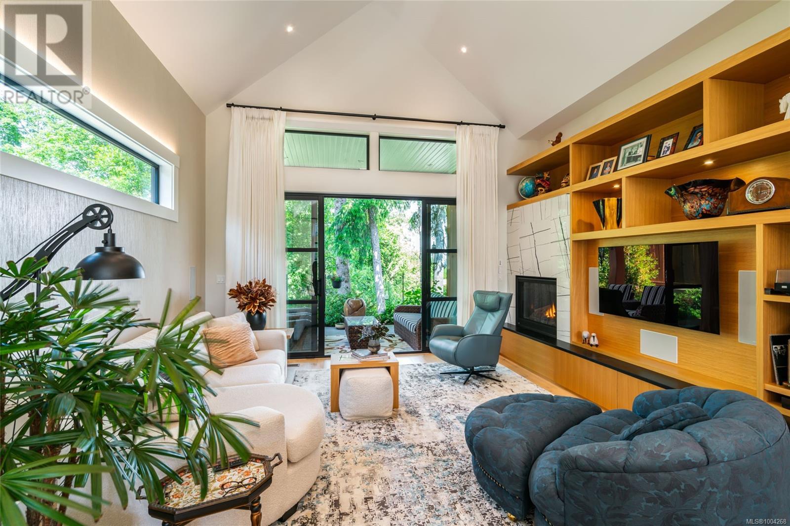 Property at 863 Claymore Cres image 3