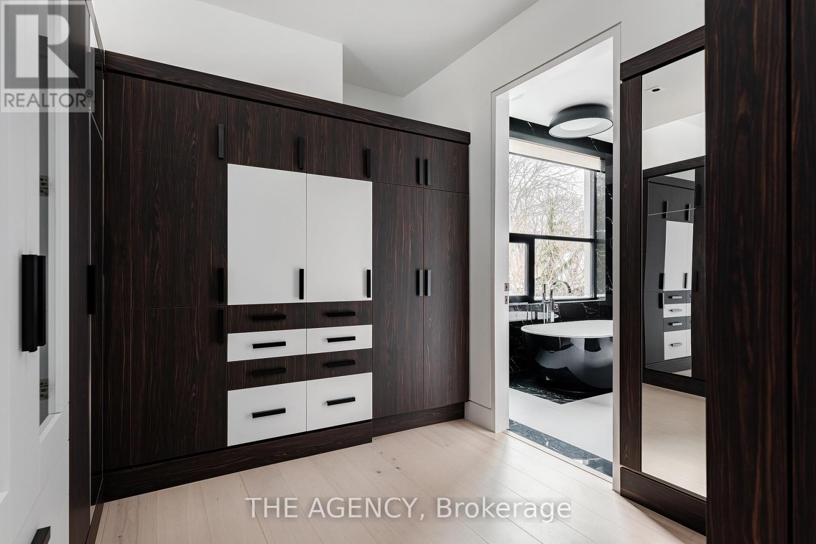 2048 Ardleigh Road, Oakville (Fd Ford), Ontario  L6J 4W8 - Photo 25 - W12239192