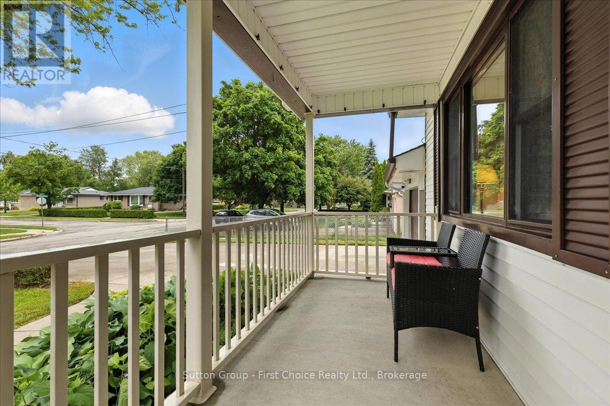 Property at 113 WHITELOCK STREET S image 4