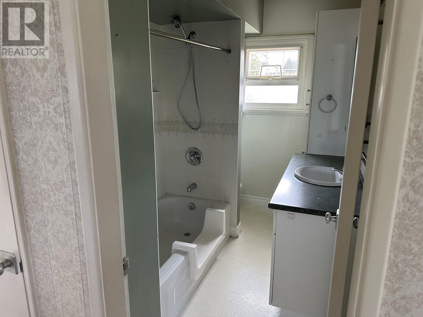 5858 Bryant Street, Burnaby, British Columbia  V5H 1X6 - Photo 8 - R3019620