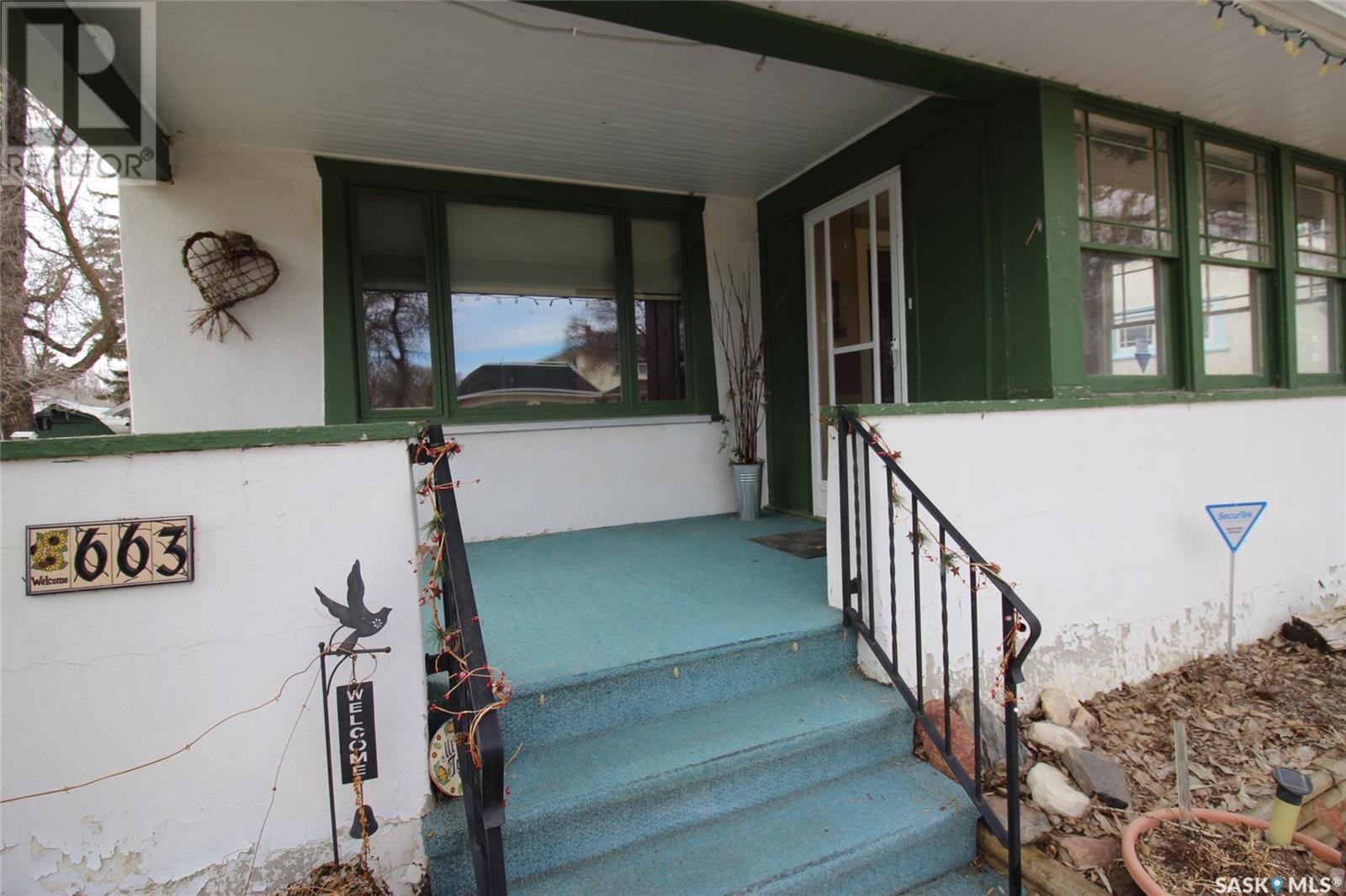 663 2nd Street E, Shaunavon, Saskatchewan  S0N 2M0 - Photo 2 - SK000443