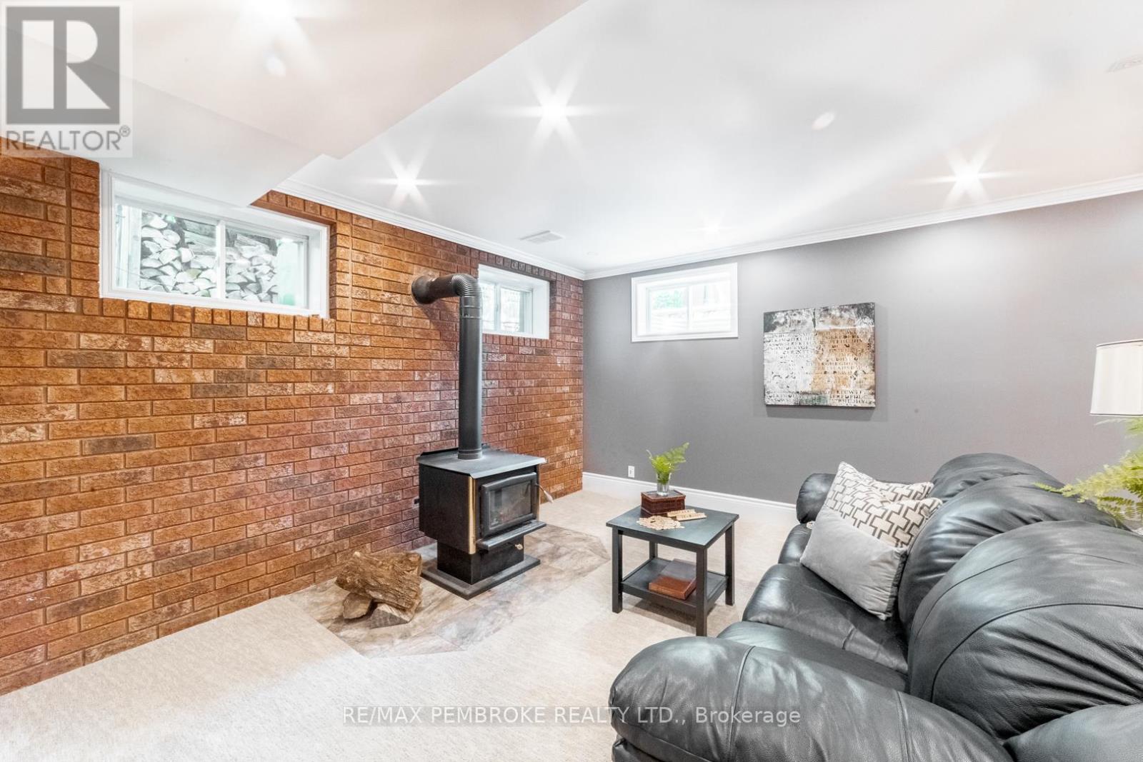 559 Black Bay Road, Petawawa, Ontario  K8H 2W8 - Photo 19 - X12238818