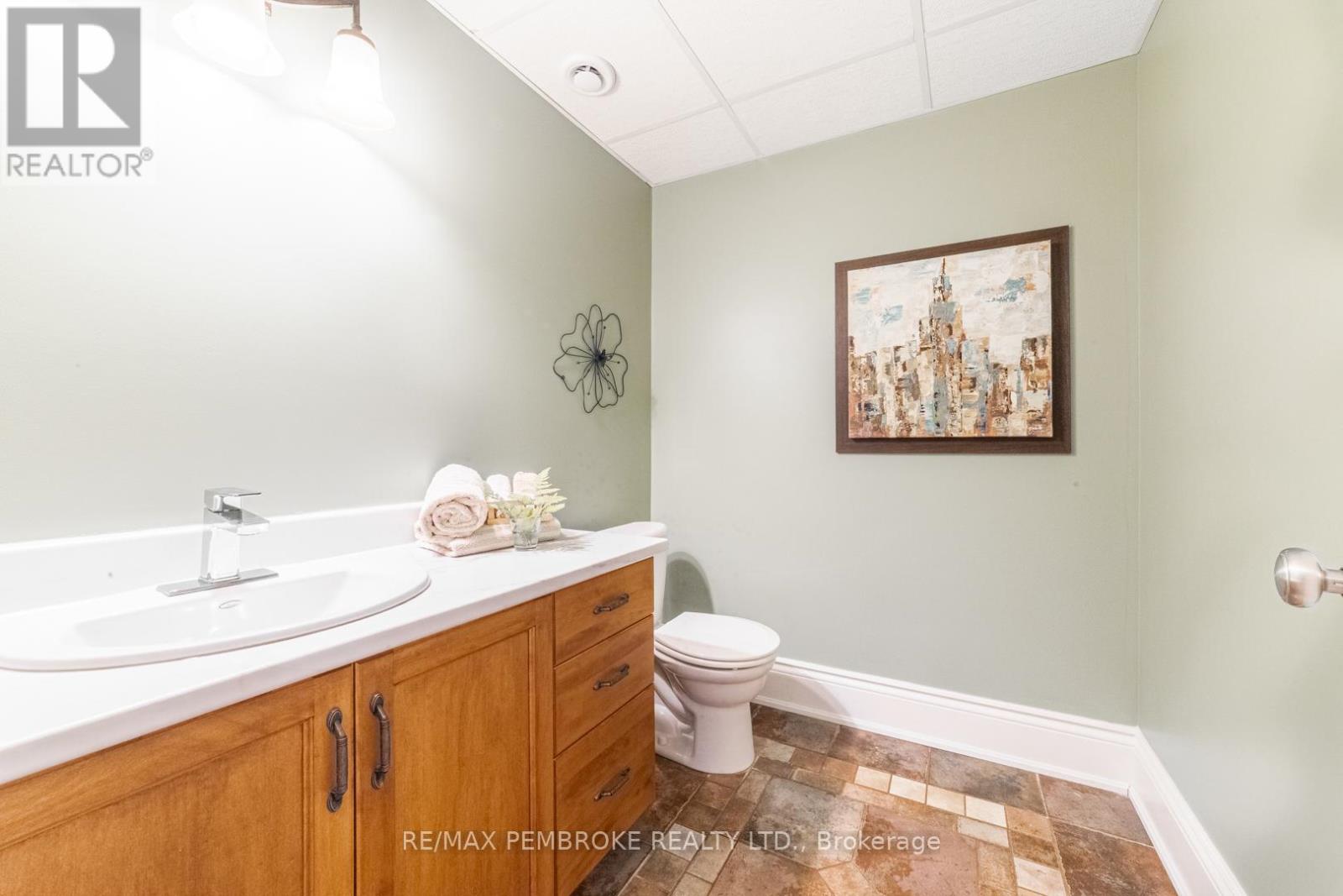 559 Black Bay Road, Petawawa, Ontario  K8H 2W8 - Photo 18 - X12238818