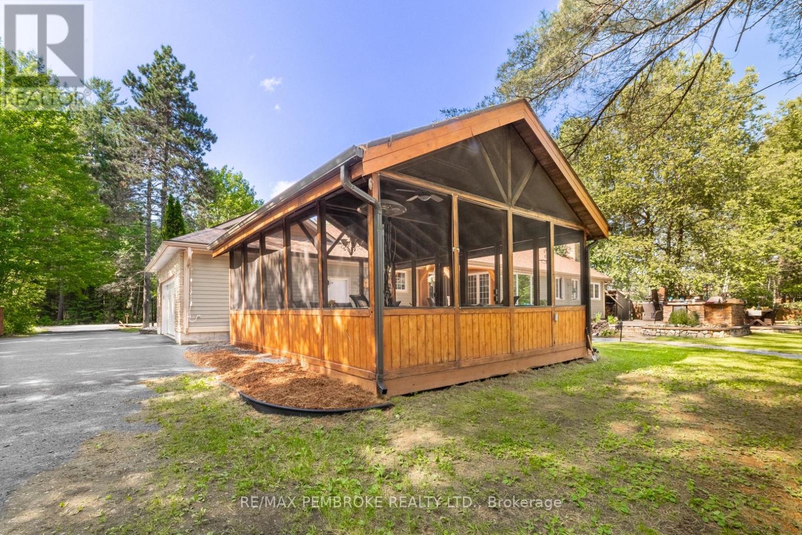 559 Black Bay Road, Petawawa, Ontario  K8H 2W8 - Photo 28 - X12238818
