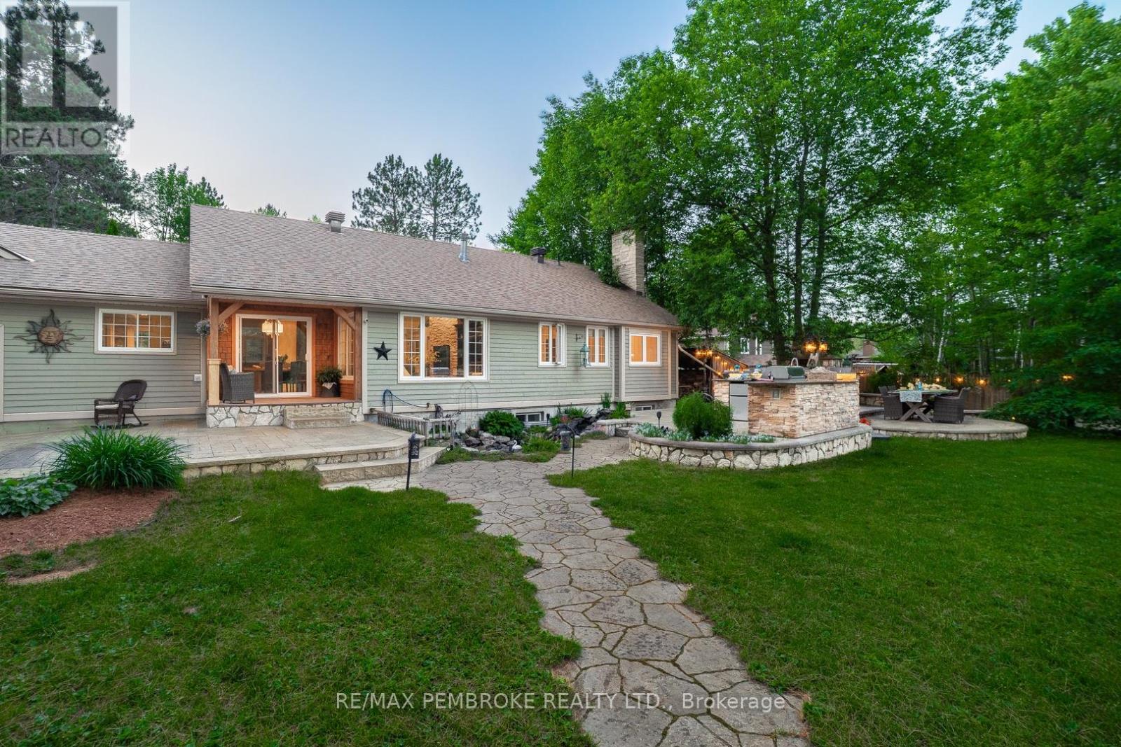 559 Black Bay Road, Petawawa, Ontario  K8H 2W8 - Photo 32 - X12238818