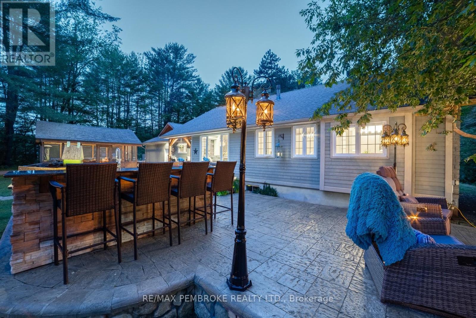559 Black Bay Road, Petawawa, Ontario  K8H 2W8 - Photo 46 - X12238818