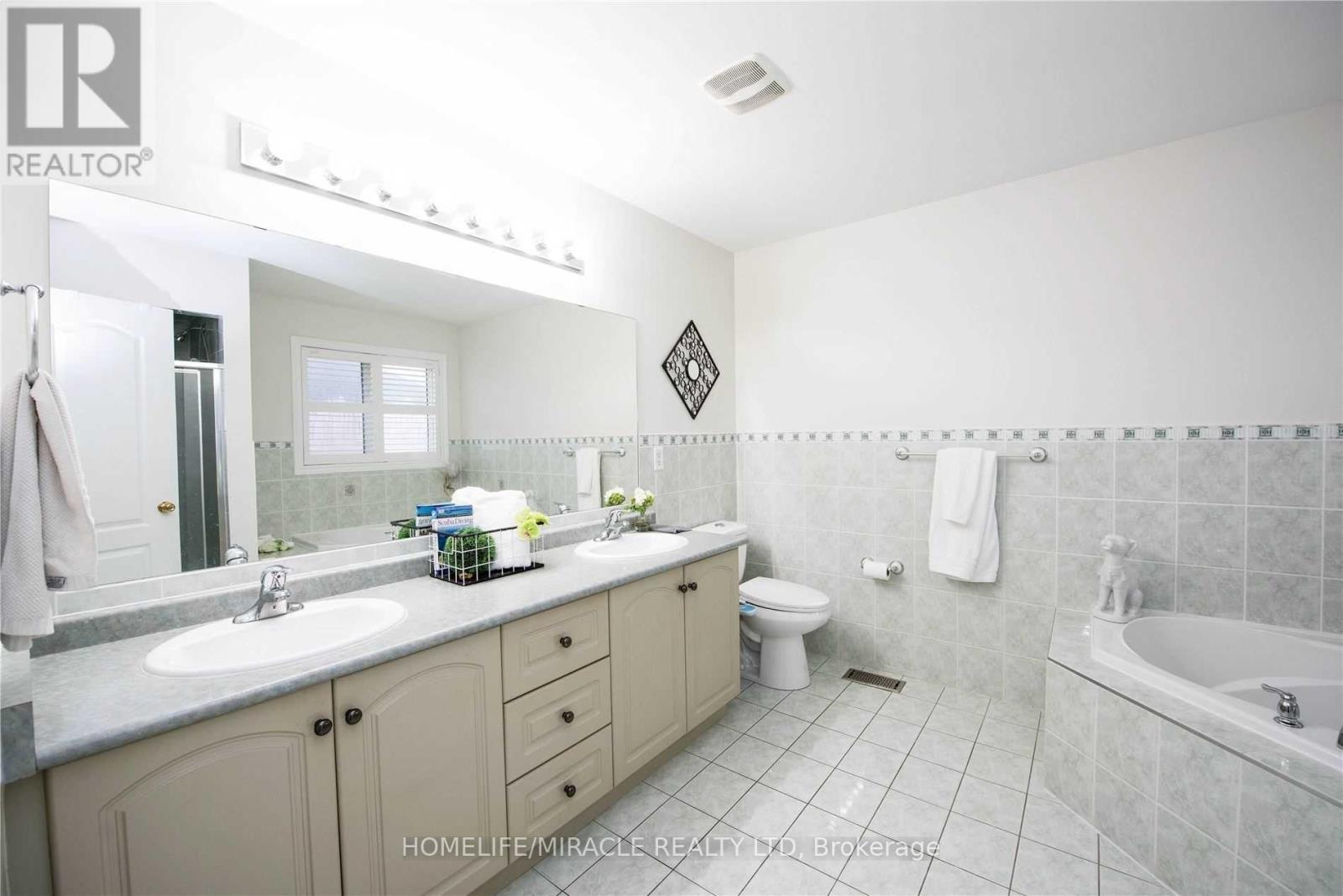 58 Dovehaven Cres. Crescent, Brampton, Ontario  L6P 2N8 - Photo 4 - W12243280