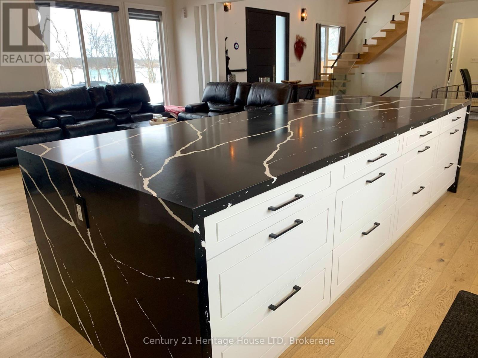 9785 Niagara River Parkway, Niagara Falls, Ontario  L2E 6S6 - Photo 16 - X12243306