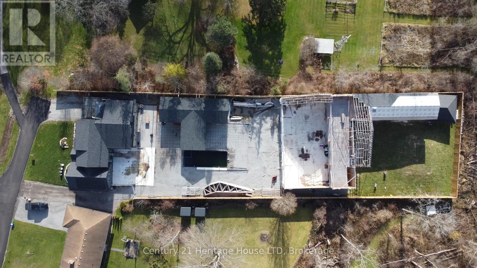 9785 Niagara River Parkway, Niagara Falls, Ontario  L2E 6S6 - Photo 2 - X12243306