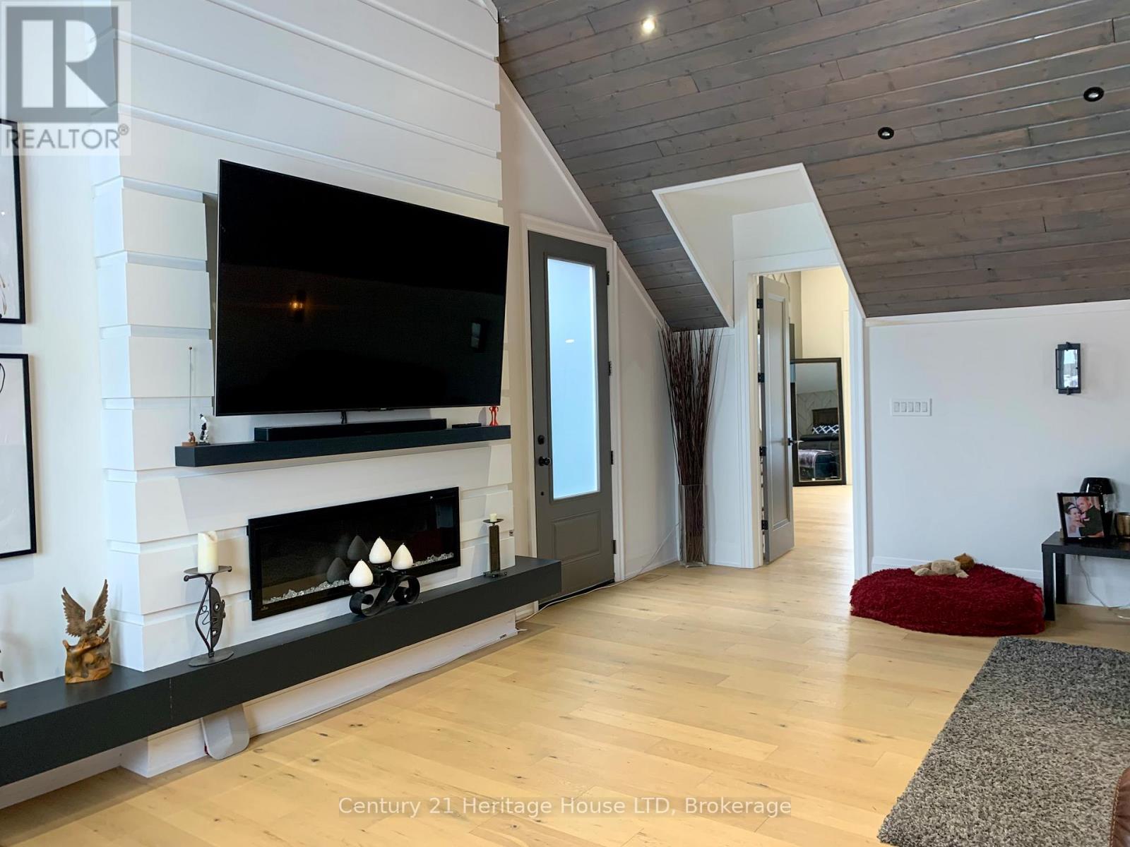 9785 Niagara River Parkway, Niagara Falls, Ontario  L2E 6S6 - Photo 25 - X12243306