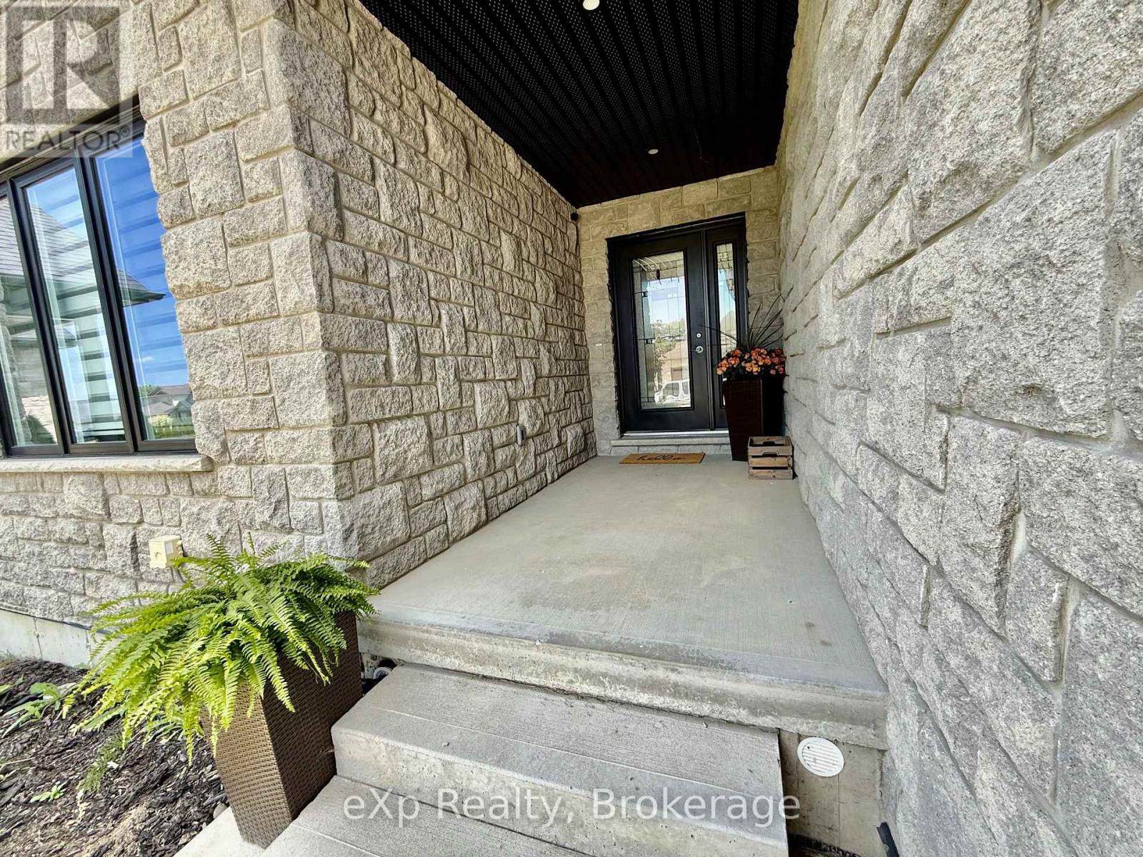 137 17th Avenue A Avenue, Hanover, Ontario  N4N 0B5 - Photo 2 - X12243377