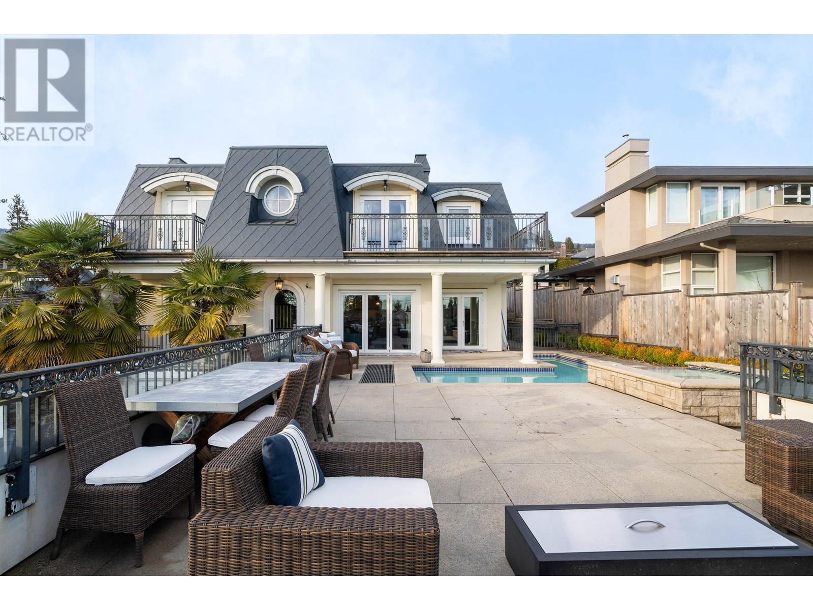 Property at 2285 KINGS AVENUE image 2