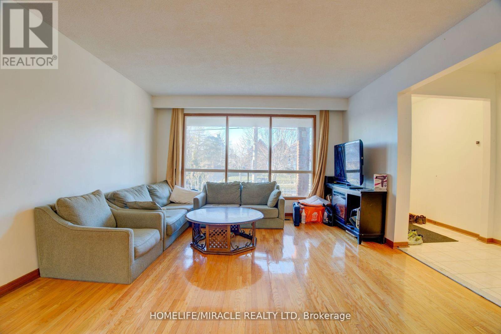 Property at 71 KINGSVIEW BOULEVARD image 4