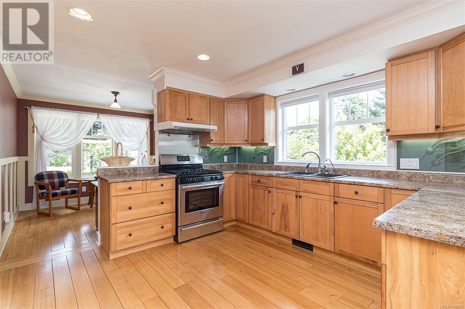 Property at 281 Bessborough Ave image 5