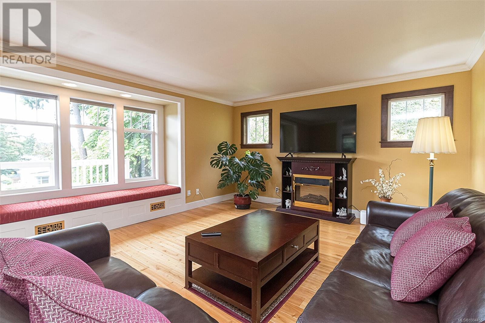 Property at 281 Bessborough Ave image 1