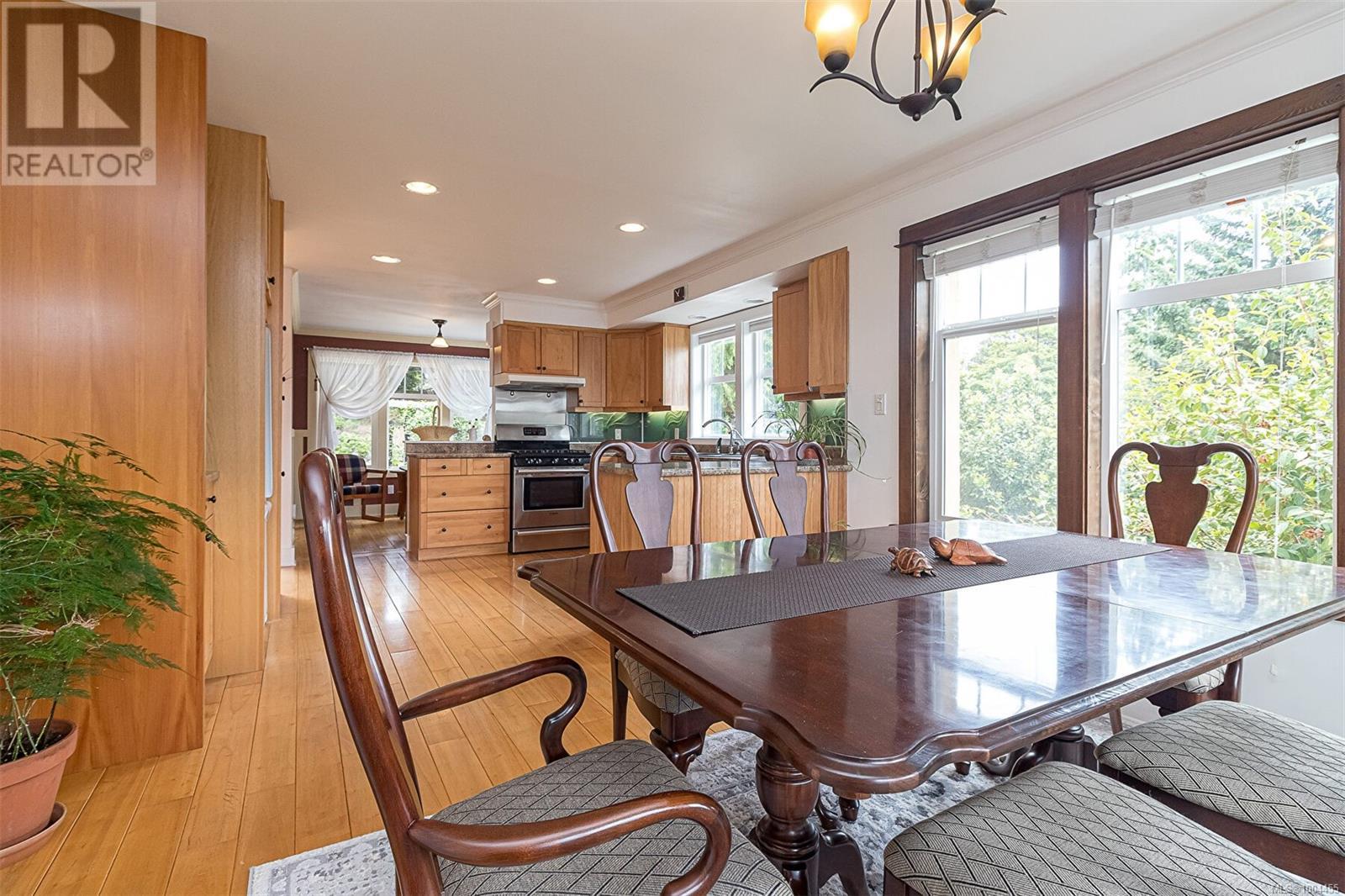 Property at 281 Bessborough Ave image 3
