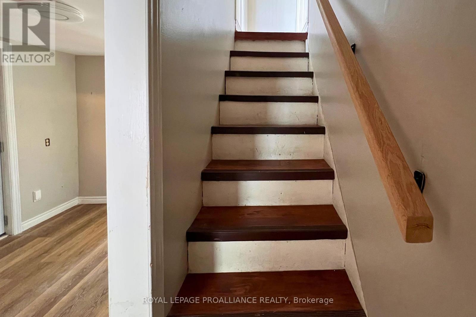 38 Stanley Street, Quinte West, Ontario  K8V 4V2 - Photo 11 - X12243586