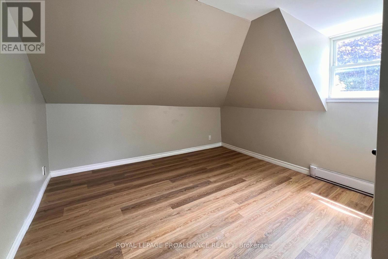 38 Stanley Street, Quinte West, Ontario  K8V 4V2 - Photo 12 - X12243586
