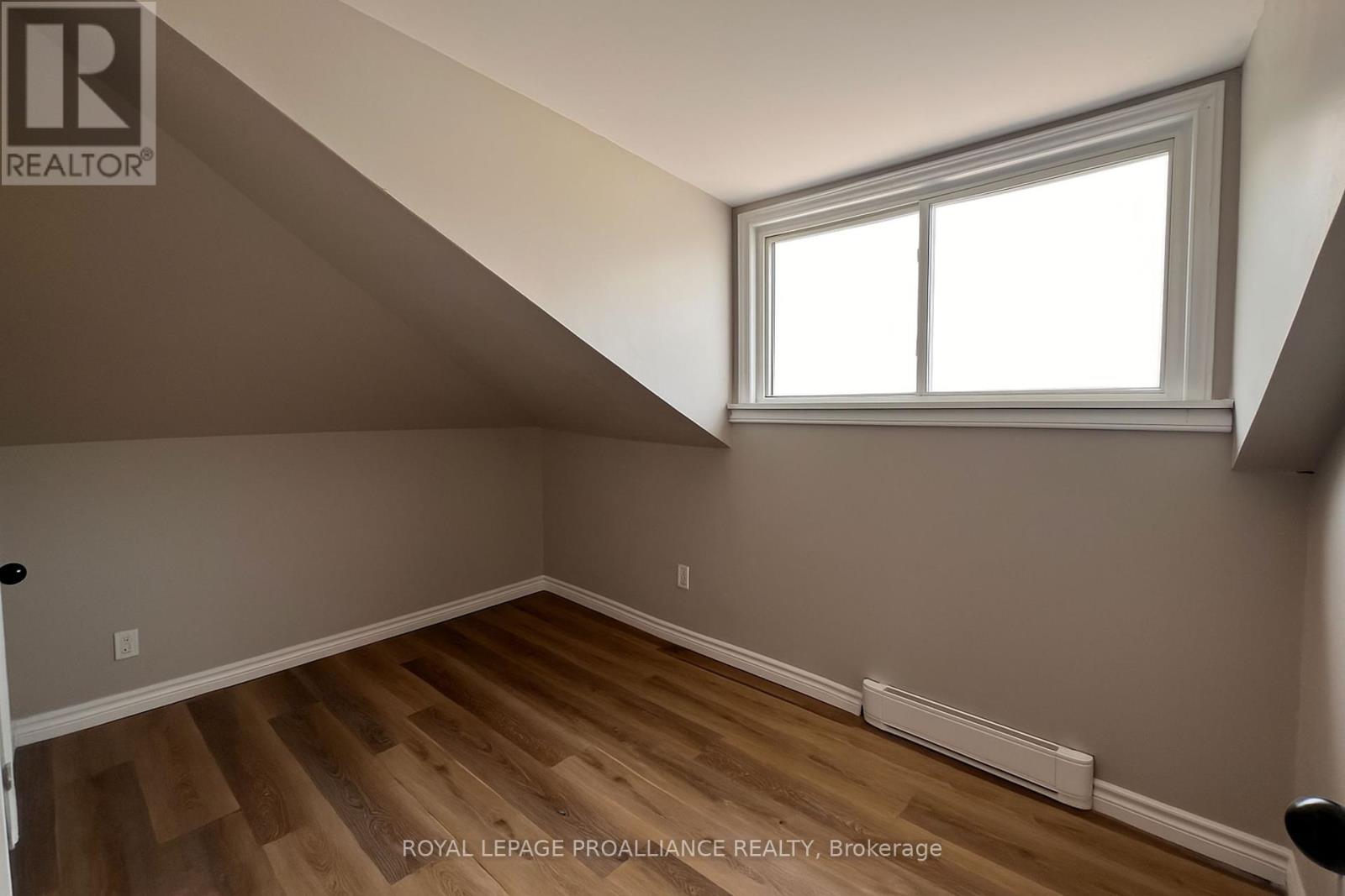 38 Stanley Street, Quinte West, Ontario  K8V 4V2 - Photo 15 - X12243586
