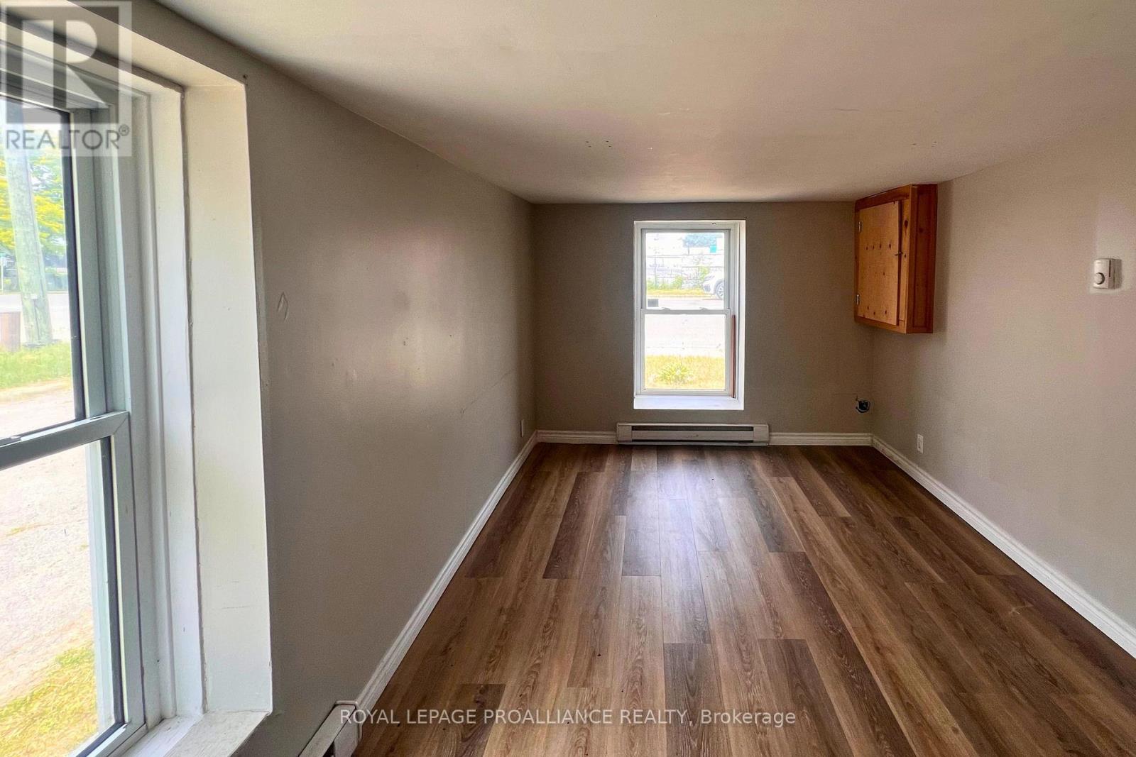 38 Stanley Street, Quinte West, Ontario  K8V 4V2 - Photo 4 - X12243586