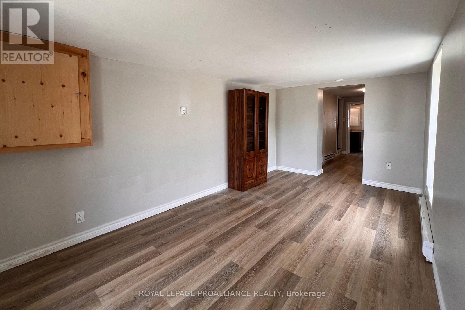 38 Stanley Street, Quinte West, Ontario  K8V 4V2 - Photo 5 - X12243586